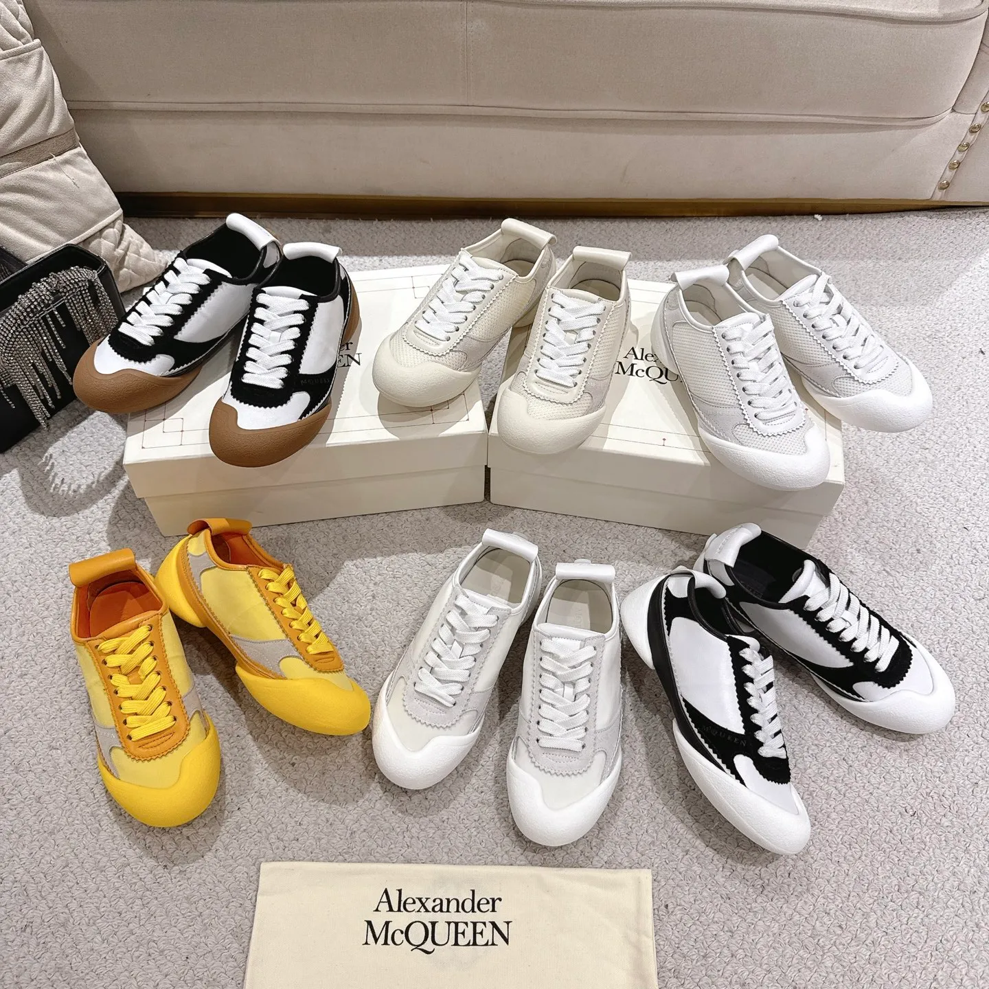👟👟Ex-factory price 600👟👟 Men's size +10 2025 McQueen's new AIexanderMcQUEEN✅ The original quality has been certified! The original version is reproduced 1:1, and the latest lace-up casual shoes are released simultaneously. • McQueen logo • Round toe box • Lightweight segmented sole design, made of imported stretch breathable fabric + grained cowhide, soft inner lining and insole, comfortable for walking and not stuffy on the feet. Five colors: black/white·white·off-white·black/brown·yellow Fabric: grained cowhide + stretch fabric + cow suede Insole: imported sheepskin Women’s model: 35–40 (40 for women is not returnable) Men’s model: 39–45 (45 for men is not returnable)